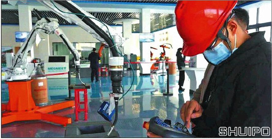 機器人智能制造展示中心為焊接機器人調整參數 機器人智能制造展示中心為焊接機器人調整參數